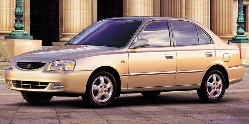 Летом 2001 г. ТагАЗ начал производство недорогого корейского седана Hyundai Accent. В 2004 г. Accent разошелся тиражом более 20 000 автомобилей и принес Hyundai первое место в России среди иностранных автопроизводителей. До появления Renault Logan он был самой популярной иномаркой в B-сегменте. Наследником &laquo;Акцента&raquo; стала бюджетная модель Solaris, под производство которой Hyundai построил завод в Санкт-Петербурге. Первое время автомобили выпускались параллельно.