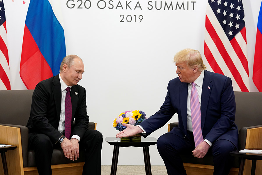 Президент России Владимир Путин (слева) и президент США Дональд Трамп во время встречи
&nbsp;