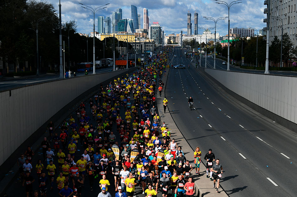 По ходу марафона спортсмены пробежали по Садовому и Бульварному кольцам, под стенами Кремля, пересекли Москву-реку по Крымскому мосту
