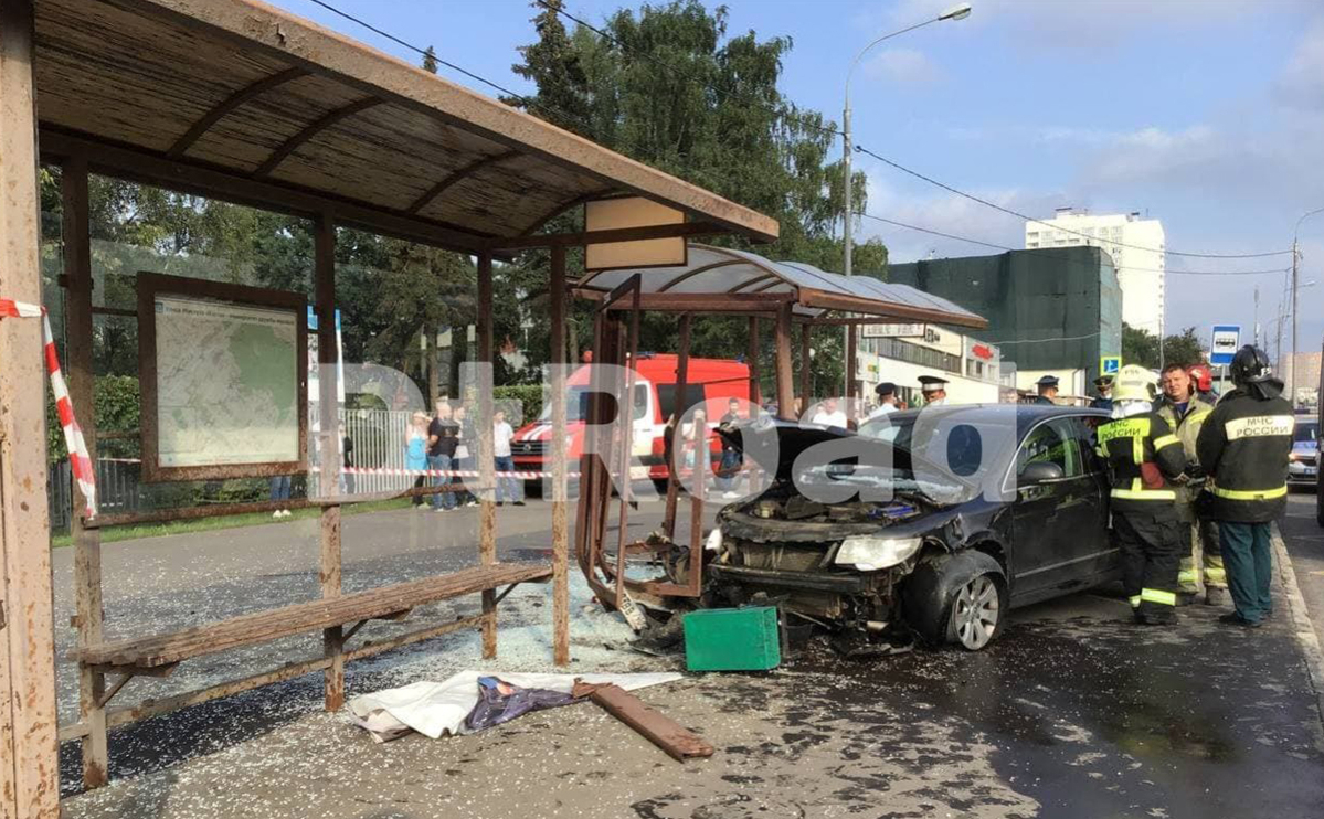 На юго-западе Москвы автомобиль въехал на автобусную остановку