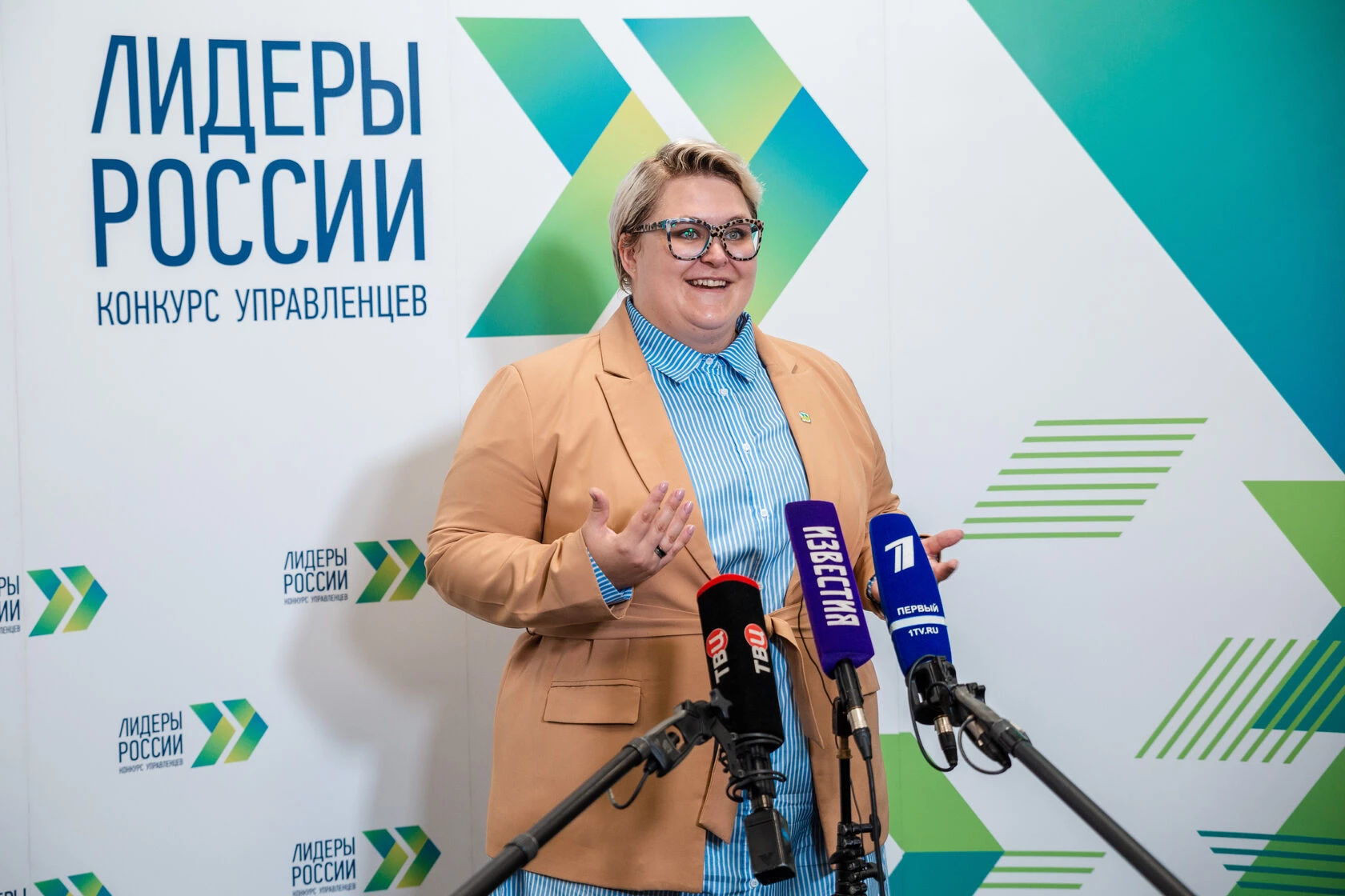 "Лидеры России"