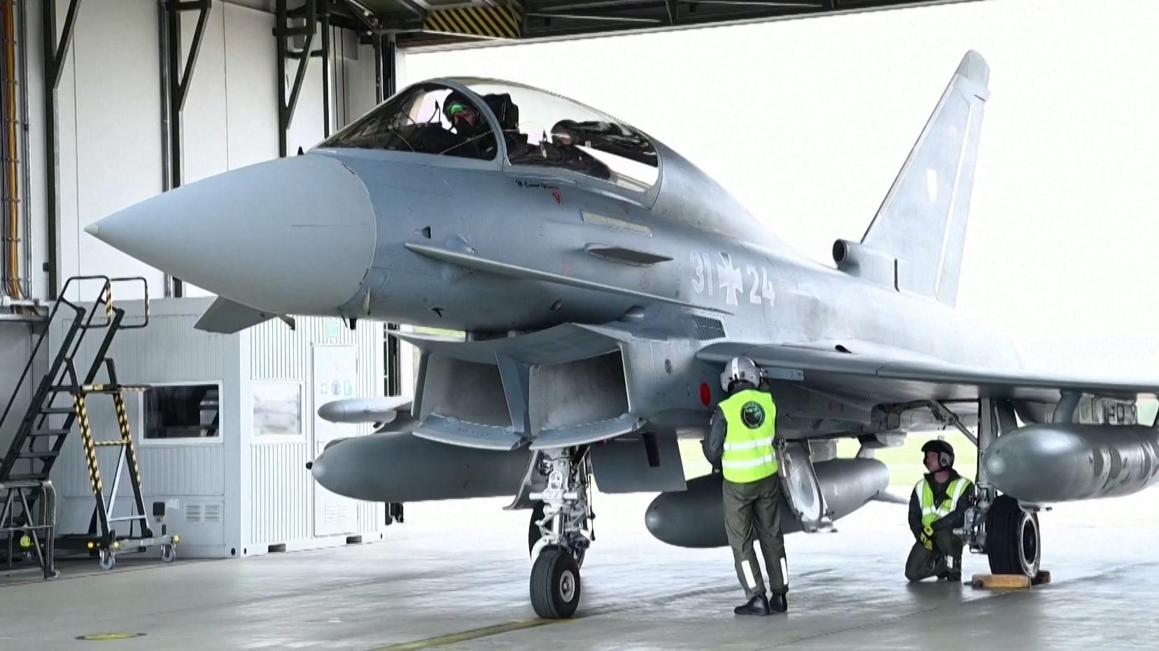 Столтенберг впервые полетал на истребителе Eurofighter. Видео