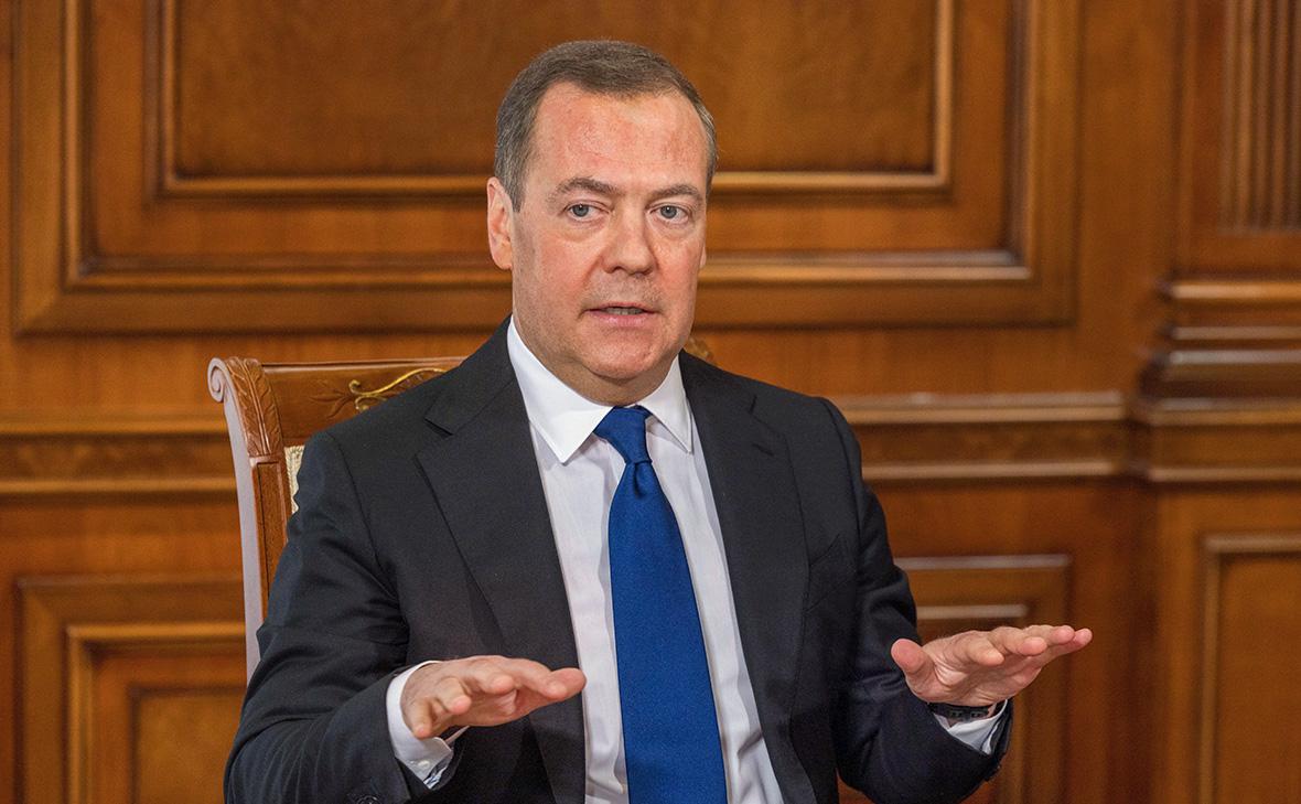 Медведев ответил Польше предупреждением о доле радиоактивного пепла