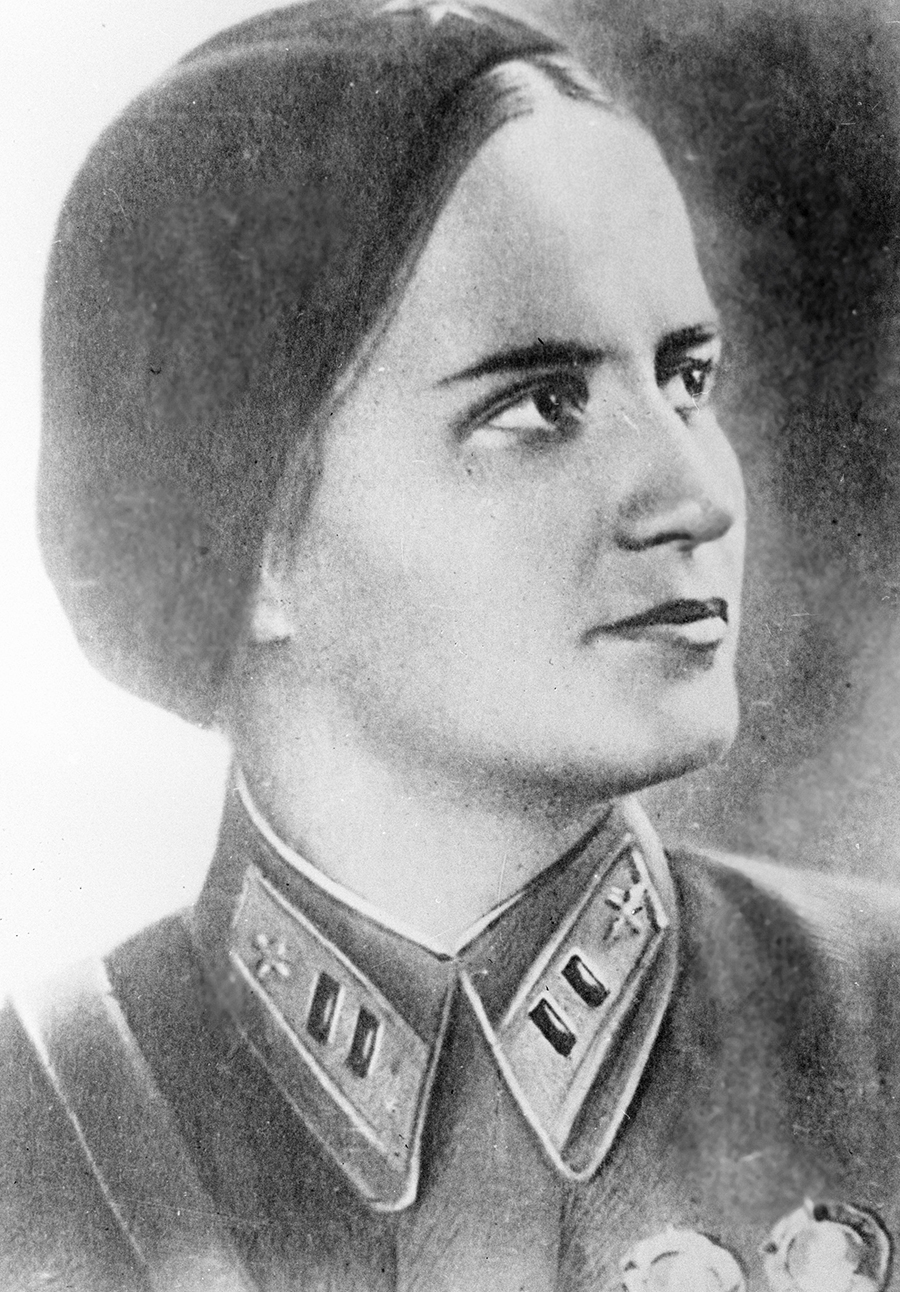 Организацию набора поручили Расковой (на фото), к середине октября ее команда отобрала около тысячи девушек, в основном студенток, которых отправили в Энгельскую военную авиационную школу пилотов (ЭВАШП) рядом с Саратовом. «В самые тяжелые для Москвы дни, вместо того чтобы отправить в окопы, нас погрузили в товарные вагоны и повезли на восток», — сокрушалась одна из отобранных девушек — Ирина Ракобольская, в то время 21-летняя студентка физического факультета МГУ.
Впоследствии 588-й полк остался единственным, в котором на протяжении всей Великой Отечественной войны служили исключительно женщины (в два других из-за военных потерь позже стали переводить мужчин). Именно летчиц 588-го бомбардировочного полка немцы прозвали «Ночными ведьмами».