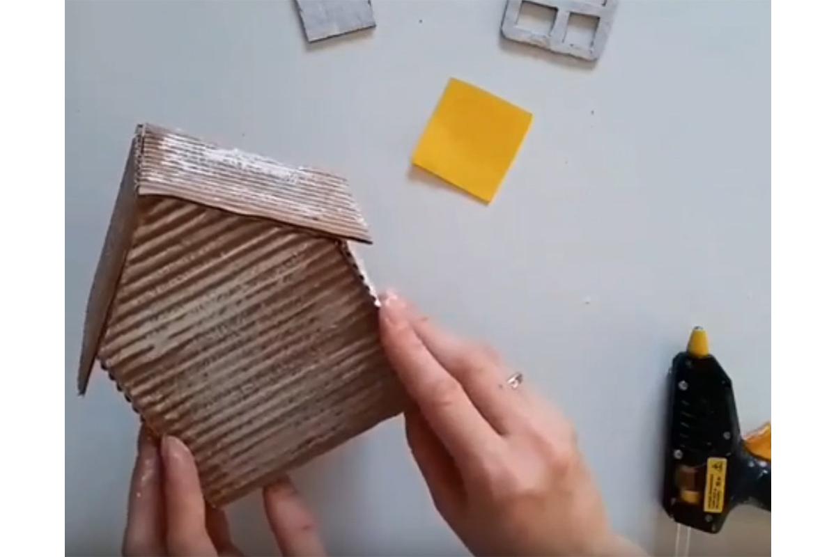 Как сделать новогодний домик из картона