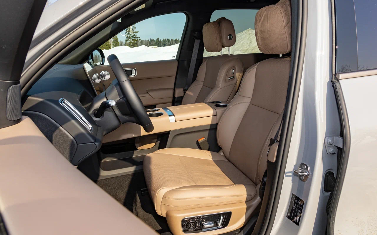 На первый взгляд, водительское кресло в&nbsp;Lixiang L9 коротковато, но на деле даже автомобилистам с ростом выше среднего находиться&nbsp;в нем&nbsp;комфортно