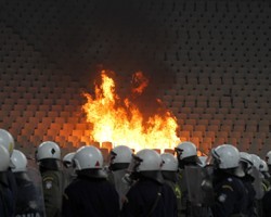 В Греции футбольный матч прошел под массовые драки болельщиков, около 60 хулиганов задержаны
