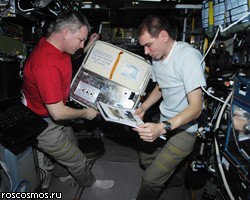 Российские космонавты устроили фотосессию в открытом космосе