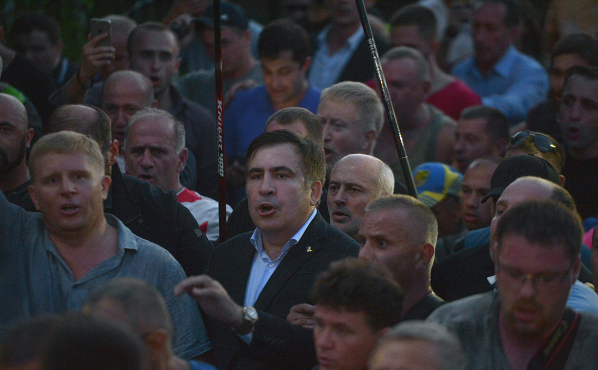 Михаил Саакашвили (в центре) у пункта пропуска Шегини&nbsp;на украинско-польской границе



