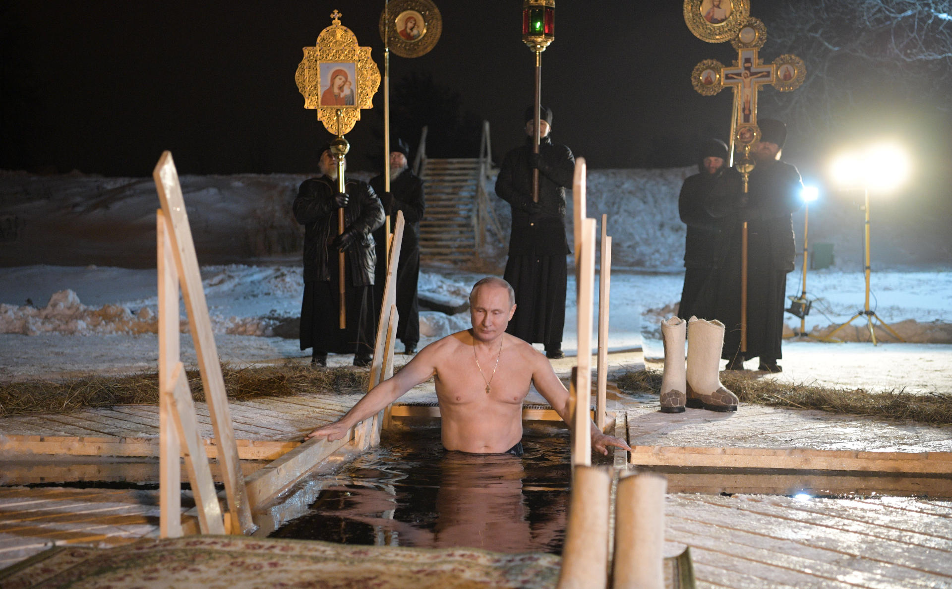 Владимир Путин во время крещенских купаний в 2018 году