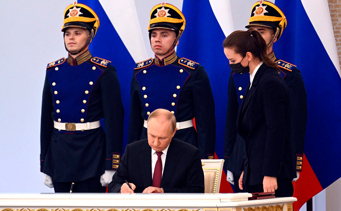 Владимир Путин во время подписания договоров о принятии ДНР, ЛНР, Запорожской и Херсонской областей в состав России