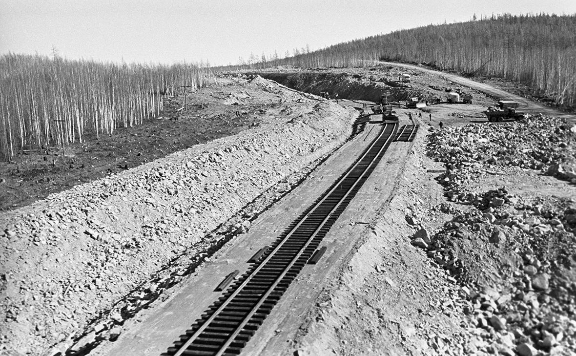 Укладка стальных путей на 83-м километре трассы БАМ-Тында, которая соединяет Транссибирскую магистраль с Байкало-Амурской железной дорогой, 1974&nbsp;г.