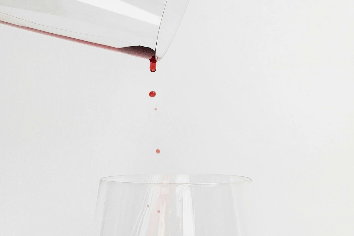 Eсли смешивать готовое вино, откупоривая бутылки, то оно может довольно быстро окислиться, и его качество испортится