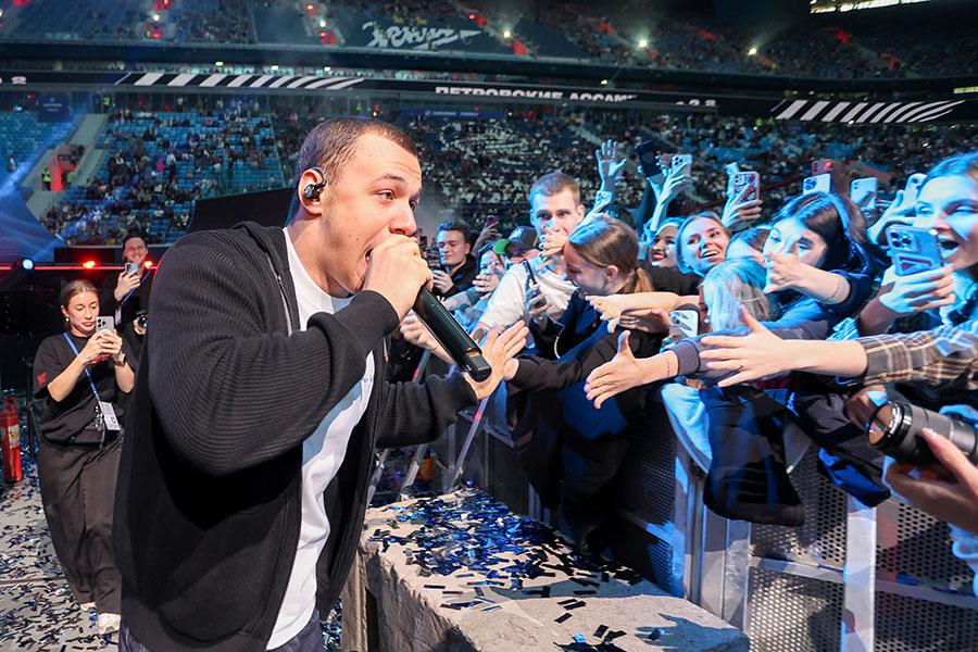 Рэпер Macan (Андрей Косолапов) во время фестиваля &laquo;Петровские ассамблеи 3.2.2&raquo; на стадионе &laquo;Газпром Арена&raquo;, 2025 год