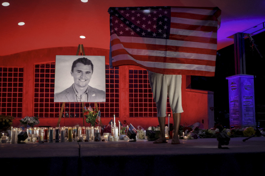 10 сентября праворадикальный активист Чарли Кирк был застрелен во время выступления в Университете долины Юта. Кирк был ранен в шею. Несмотря на экстренную госпитализацию, медики не смогли его спасти. Убийцей активиста оказался 22-летний Тайлер Робинсон. В поимке стрелка помог его отец.