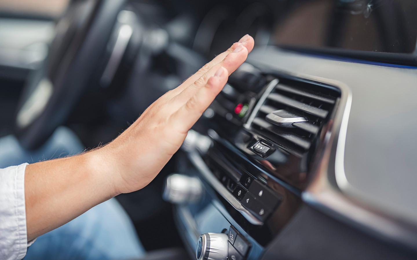 При включении кондиционера&nbsp;оцените температуру воздуха из дефлекторов: даже в жару исправный агрегат&nbsp;выдает заметно холодный поток уже через 2&ndash;3 минуты