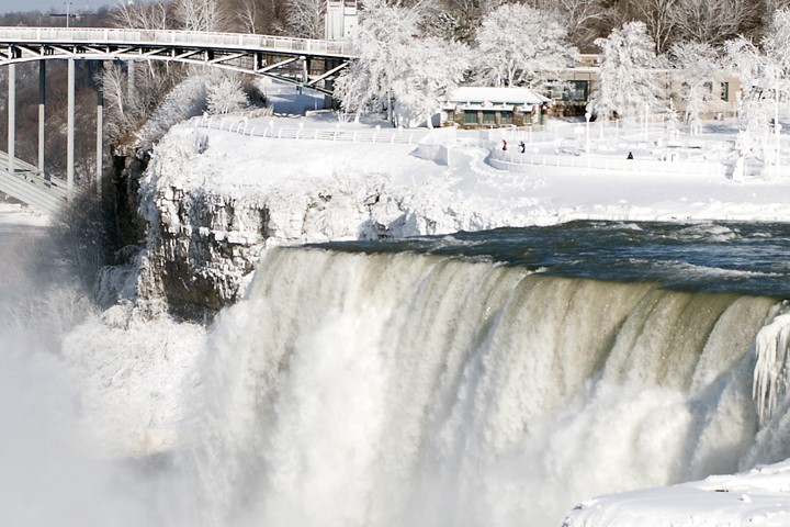 Аномальные холода заморозили Ниагарский водопад