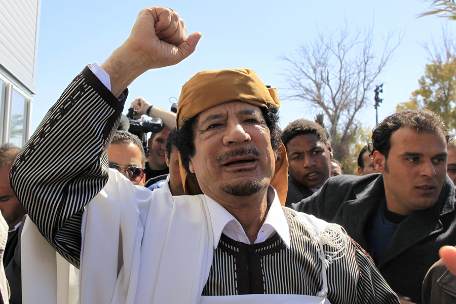 Ливийский лидер Муаммар Каддафи перед&nbsp;выступлением в&nbsp;охваченном антиправительственными демонстрациями Триполи 2 марта 2011 года. В&nbsp;октябре того&nbsp;же&nbsp;года его&nbsp;убьют после взятия Сирта
