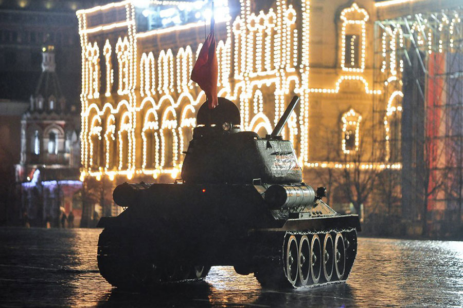 Танк Т-34-85 на репетиции парада Победы на Красной площади


