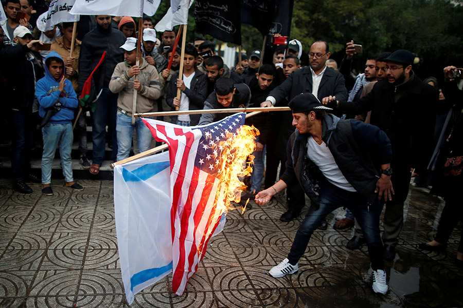 Палестинцы жгут флаги Израиля и США в Газе