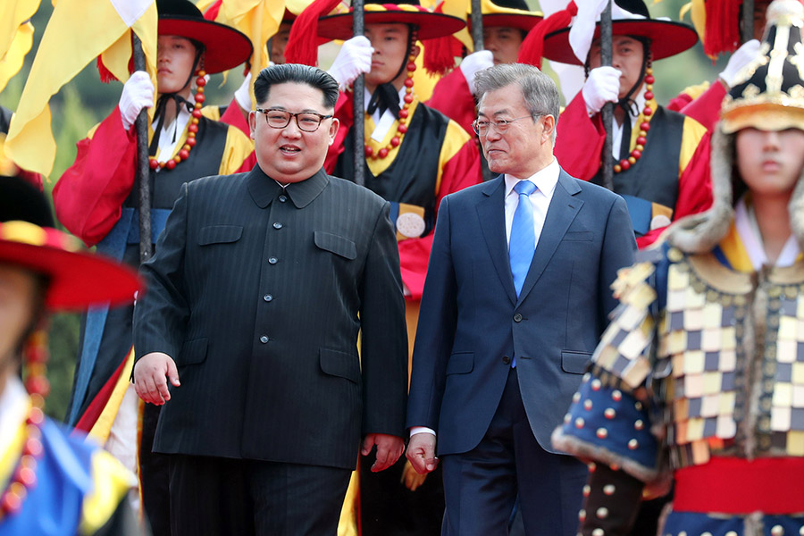 На переговорах президент Южной Кореи предложил КНДР соединить железные дороги двух стран. Своего коллегу он также призвал принести на Корейский полуостров &laquo;мир и процветание&raquo;.
