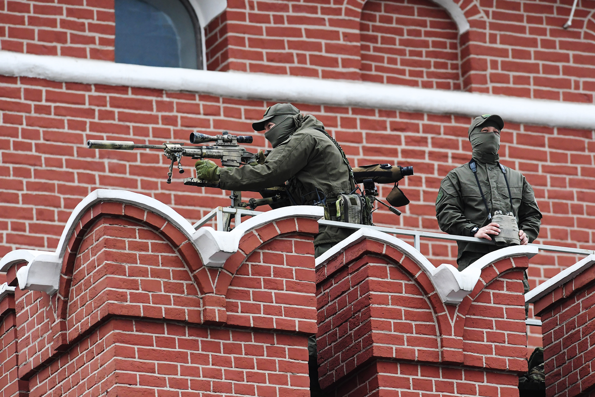 Снайперы на стене Кремля перед началом репетиции