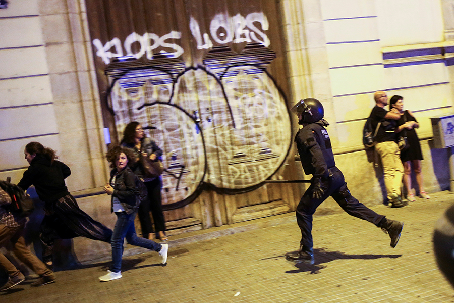 Правоохранители применили силу для разгона демонстрантов, в частности​ резиновые дубинки
