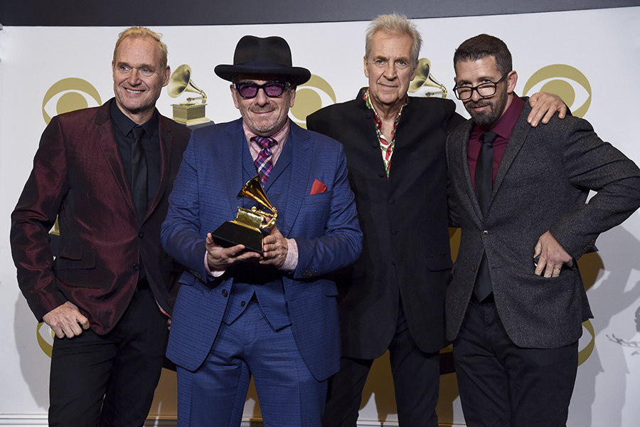 Elvis Costello &amp; The Imposters (слева направо: Дэйви Фарагер, Элвис Костелло, Пит Томас, Стив Нив) получили &laquo;Грэмми&raquo; за &laquo;Лучший традиционный вокальный поп-альбом&raquo; (Look Now)
