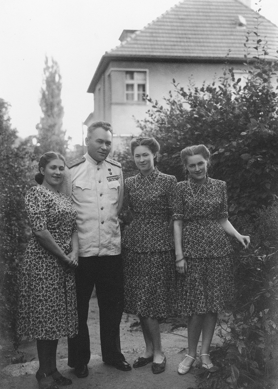 К.А. Вершинин с семьёй: жена Валентина (слева), дочери Елена (в центре) и Инна