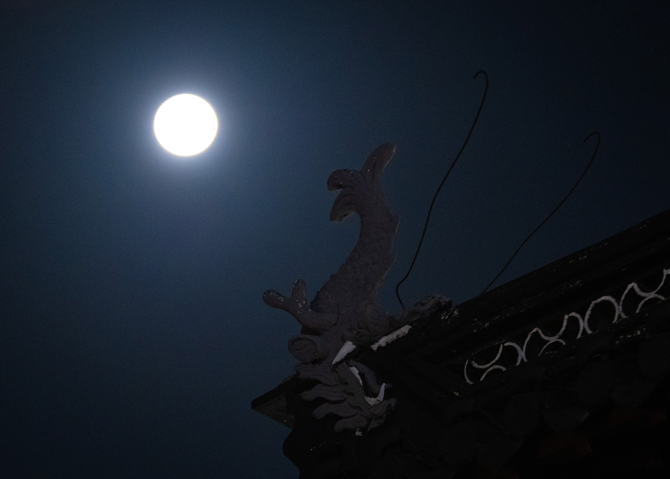 Вид на луну из города&nbsp;Нанкин, Китай



