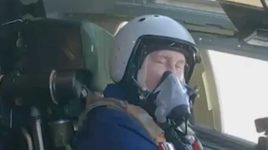 Путин совершил полет на стратегическом бомбардировщике Ту-160М. Видео