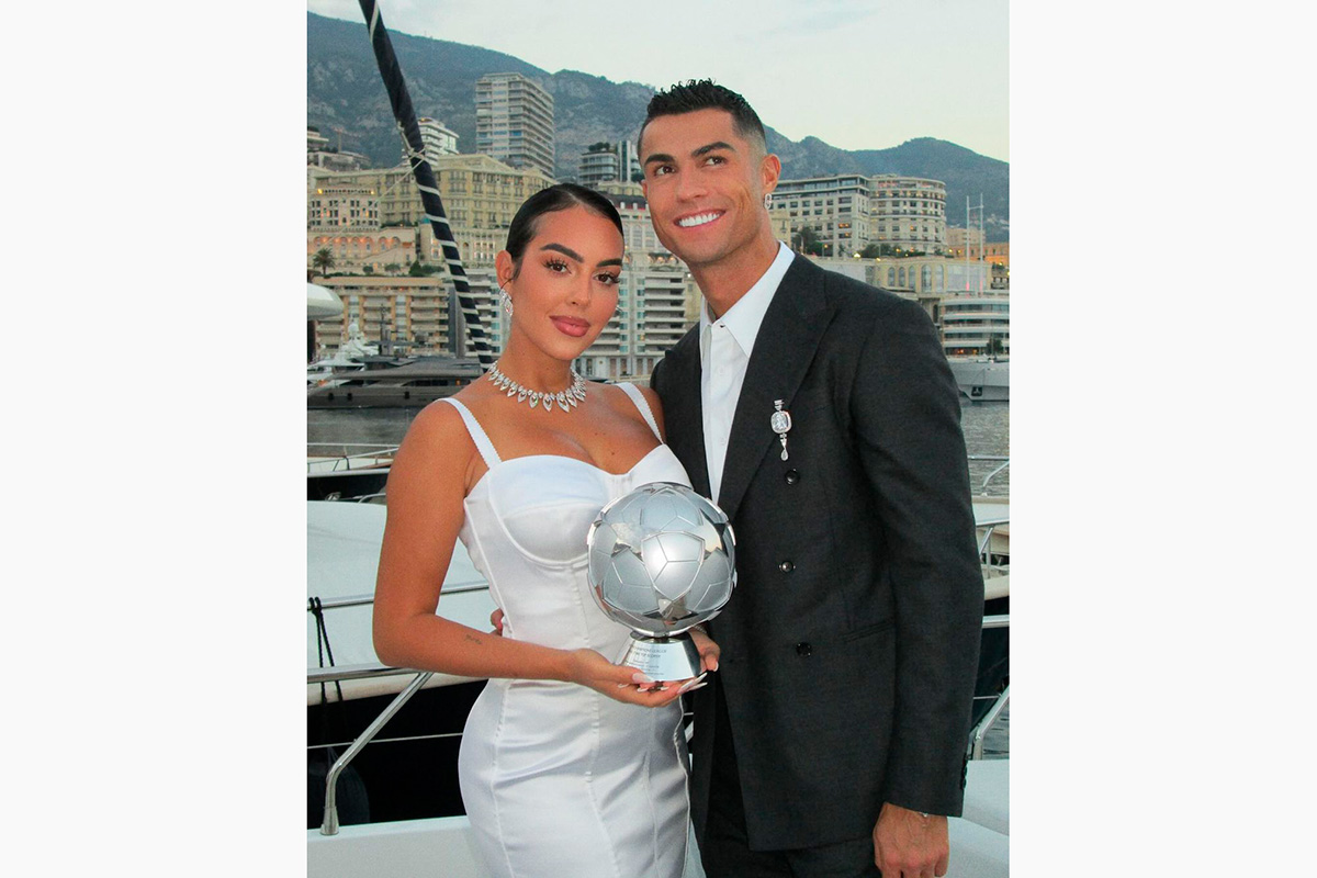 Жас футболшы бар жетілген әйел