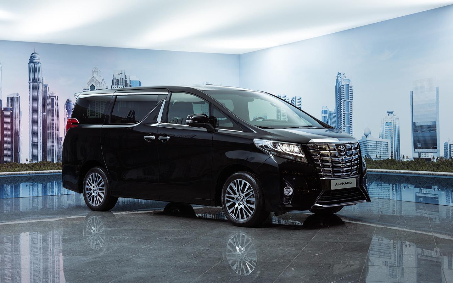 Почти 200 машин. Toyota отозвала в России минивэны Alphard