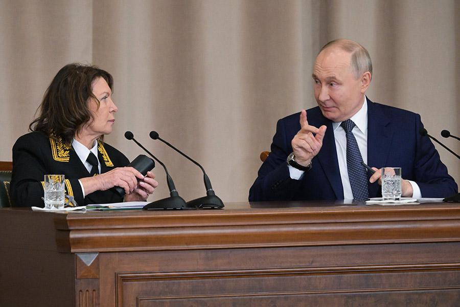 Владимир Путин и Ирина Подносова на совещании судей судов общей юрисдикции, арбитражных и военных судов России, 2025 год