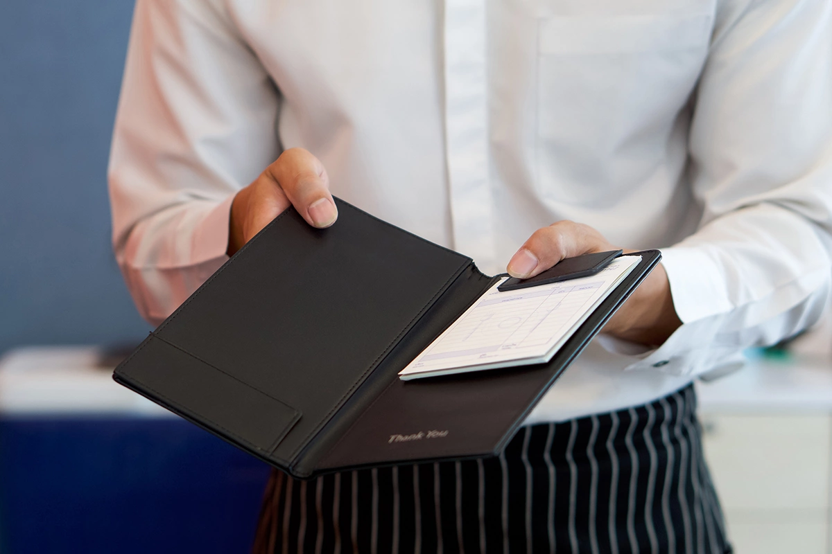 Если заведение не ознакомило гостя с фактом и правилами предоставления пробкового сбора и посетитель узнал об этом, только когда ему, например, принесли счет, в котором посчитан пробковый сбор, то посетитель вправе не оплачивать такую услугу