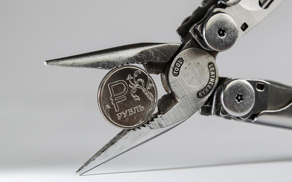 Минэк спрогнозировал более крепкий рубль и торможение ВВП