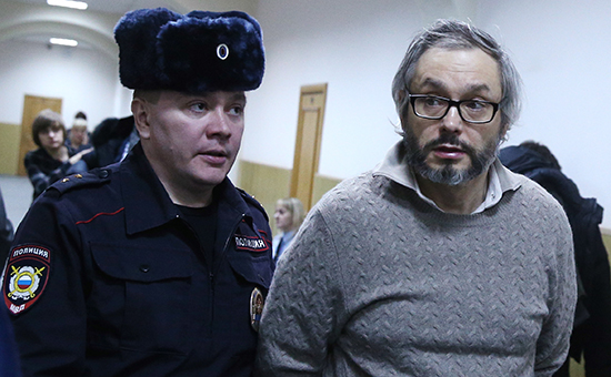Фигурант уголовного дела о хищении средств кредитной организации, экс-владелец «Моего банка» Глеб Фетисов (справа) в Басманном суде, февраль 2015 года