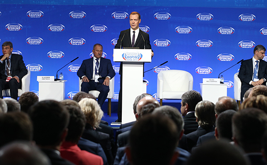 Премьер-министр РФ Дмитрий Медведев во&nbsp;время выступления на&nbsp;XIV Международном инвестиционном форуме &laquo;Сочи-2015&raquo;
