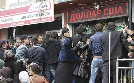 Очередь у обменного пункта в&nbsp;Душанбе. 9 марта 2015 года