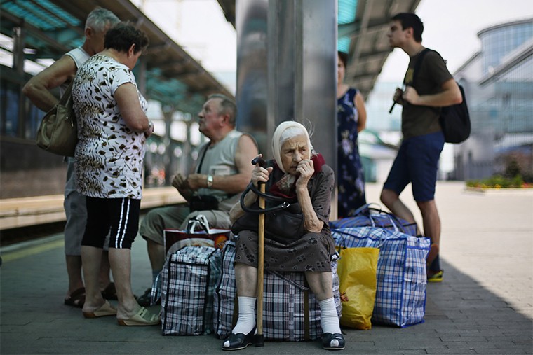 Сейчас в России находятся около 500 тыс. беженцев из Украины, их число постоянно увеличивается. На фото - пассажиры на железнодорожном вокзале Донецка. 