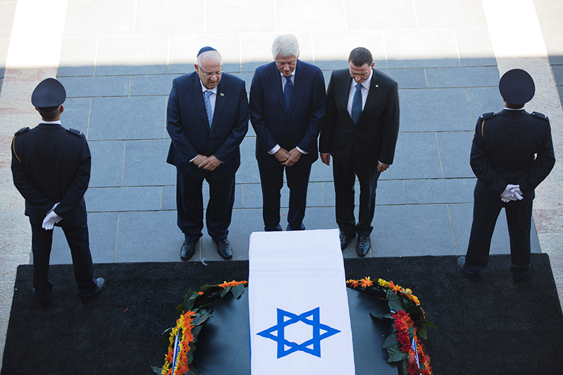 Бывший президент США Билл Клинтон  (на фото в&nbsp;центре), президент Израиля Реувен Ривлин  (на фото слева) и&nbsp;спикер кнессета Йоэль Эдельштейн,&nbsp;29 сентября 2016 года
