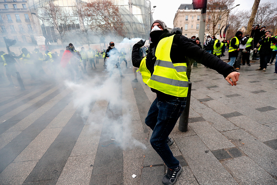 Участники акции в Париже швыряли в стражей правопорядка камни, бутылки и дымовые шашки