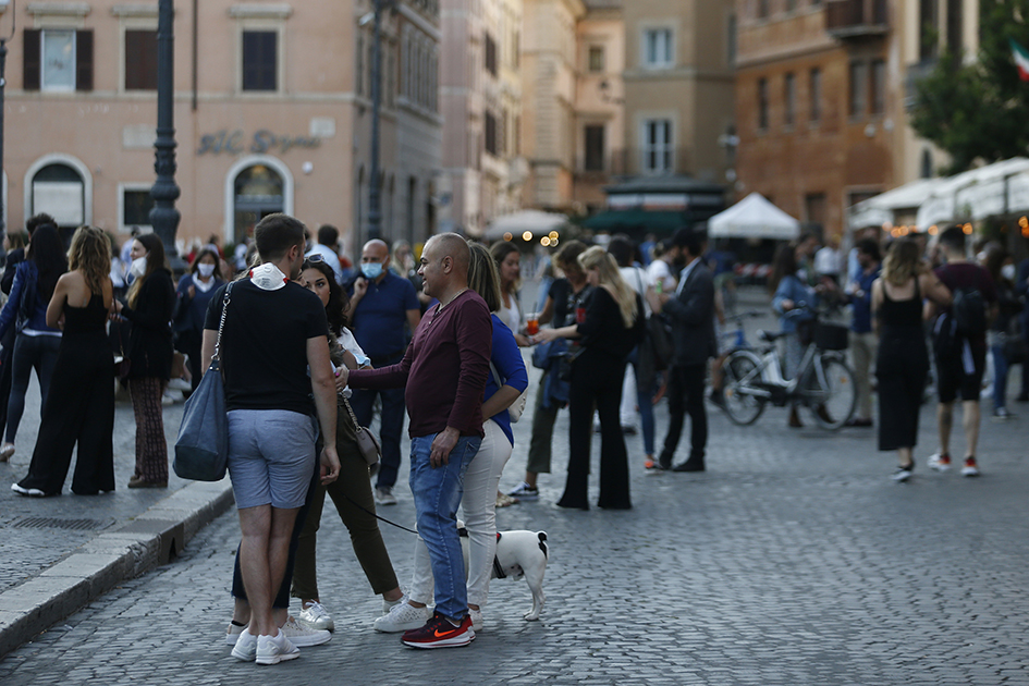 Люди в центре Рима во второе воскресенье мая