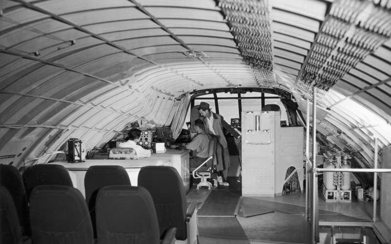 Говард Хьюз (на фото в шляпе) известен в нашей стране благодаря картине Мартина Скорсезе «Авиатор», в которой роль эксцентричного предпринимателя, инженера и кинопродюсера мастерски исполнил Леонардо Ди Каприо. Однако Хьюз известен не только тем, что участвовал в создании и испытании новаторских самолетов и систем авионики, но и тем, что был крупнейшим акционером авиакомпании TWA с 1938 по 1966 год. И именно TWA первой в 1955 году начала эксплуатировать новейшую версию самолета Super Constellation L-1049G, в котором были предусмотрены салоны туристского и первого класса