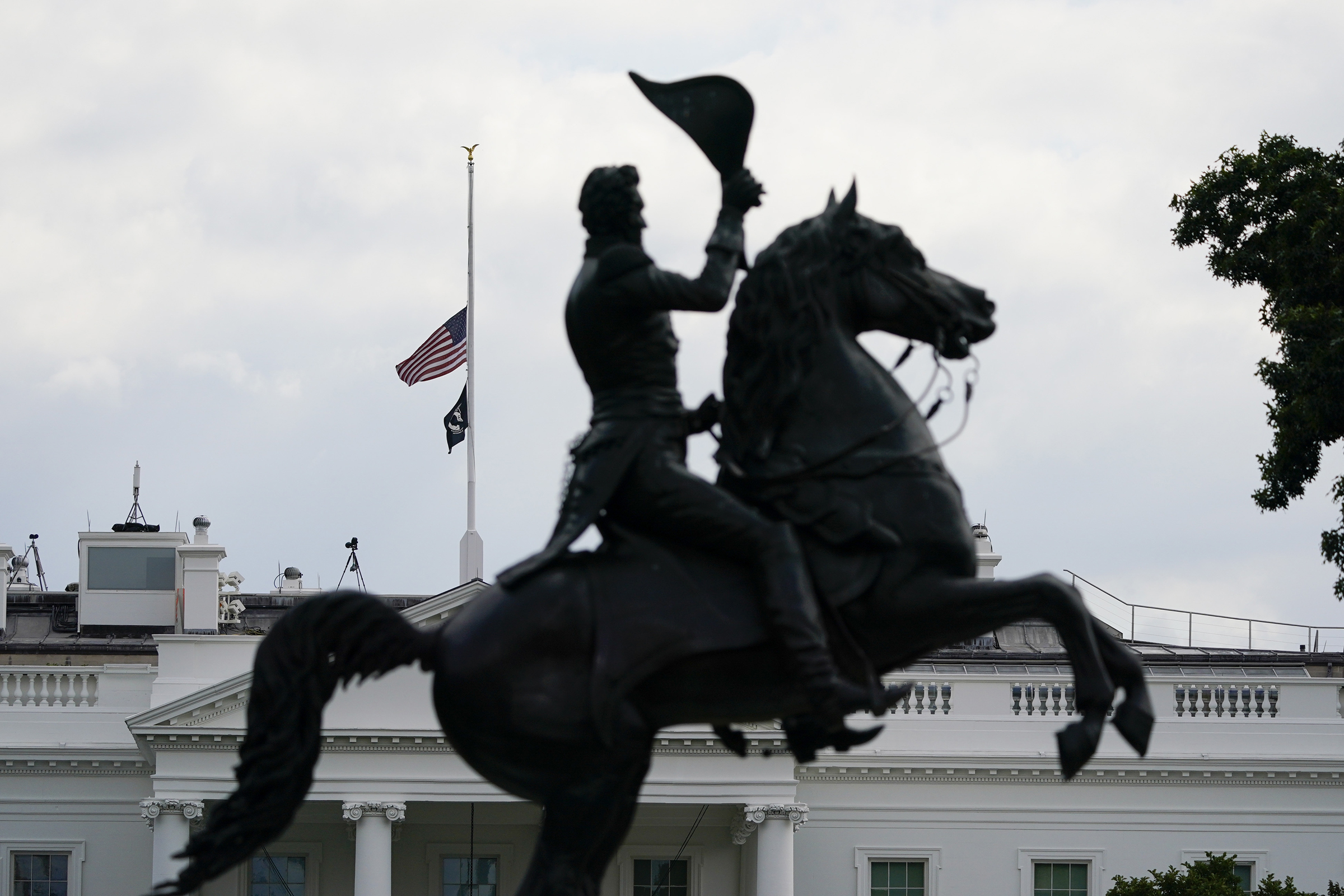 Приспущенный флаг на Белом доме. На первом плане&nbsp;&mdash; памятник седьмому президенту США Эндрю Джексону