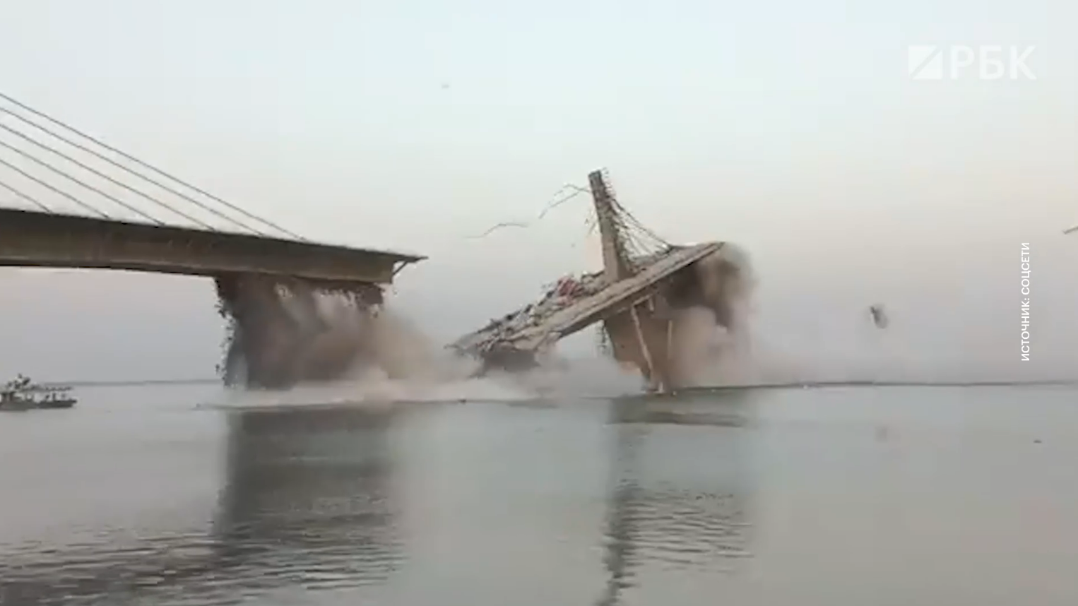 В Индии обрушился четырехполосный мост через Ганг. Видео