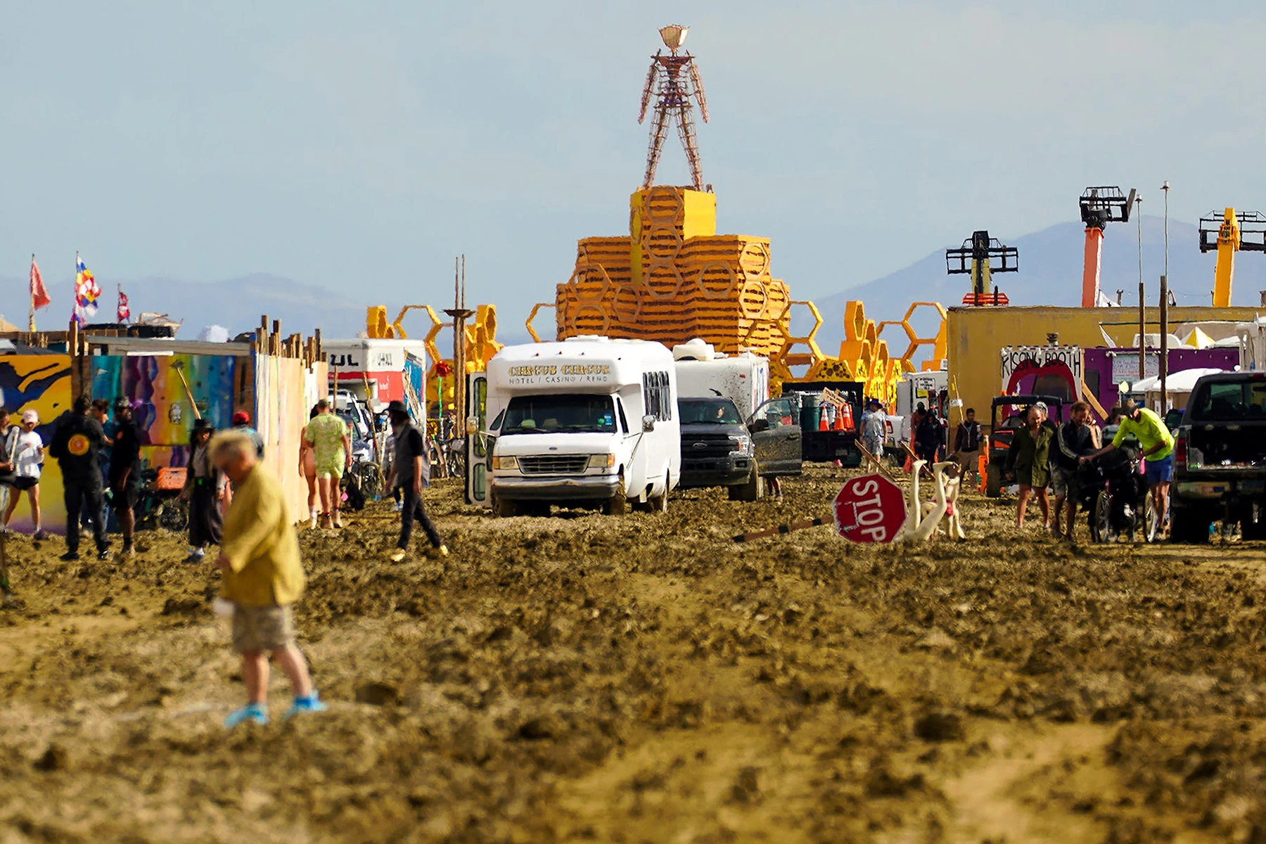 <p>Более 70 тыс. участников фестиваля Burning Man застряли в пустыне американского штата Невада после того, как проливные дожди затопили город Блэк-Рок-Сити</p>