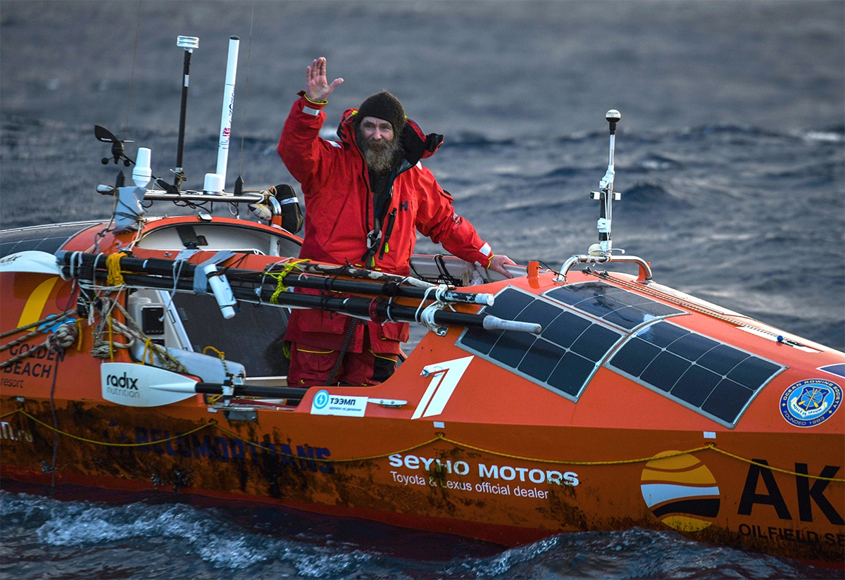 <p>На фото: путешественник Федор Конюхов у берегов Чили во время завершения первого этапа своего одиночного плавания через Тихий океан. Он пересек южную часть Тихого океана на весельной лодке за 154 дня</p>
