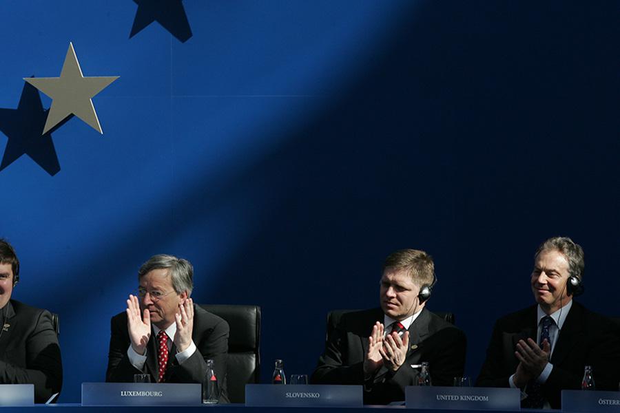 Роберт Фицо&nbsp;(второй справа)&nbsp;на встрече лидеров европейских стран, 2007 год