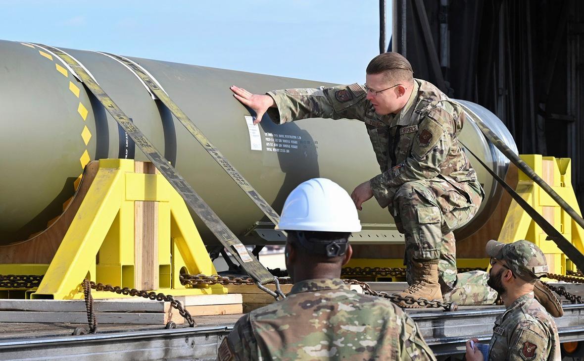 Бомба GBU-57 или Massive Ordnance Penetrator на авиабазе Уайтмен в Миссури, США, 2 мая 2023 года